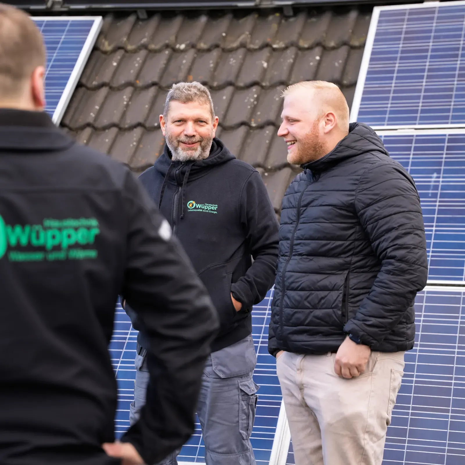 PBS Energie Team bei der Planung einer Photovoltaikanlage auf dem Hausdach