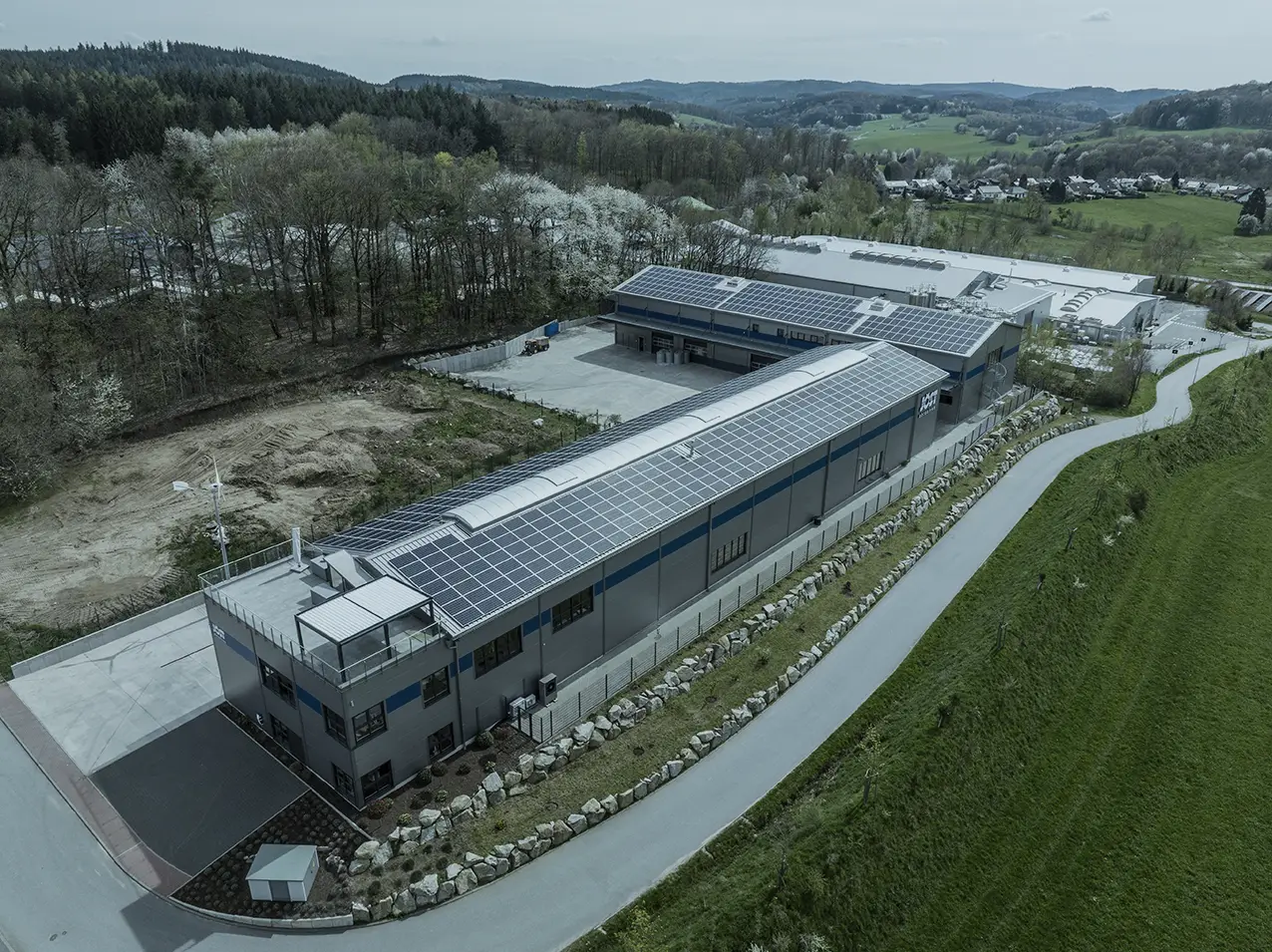 Großflächige Photovoltaikanlage auf einem Gewerbedach